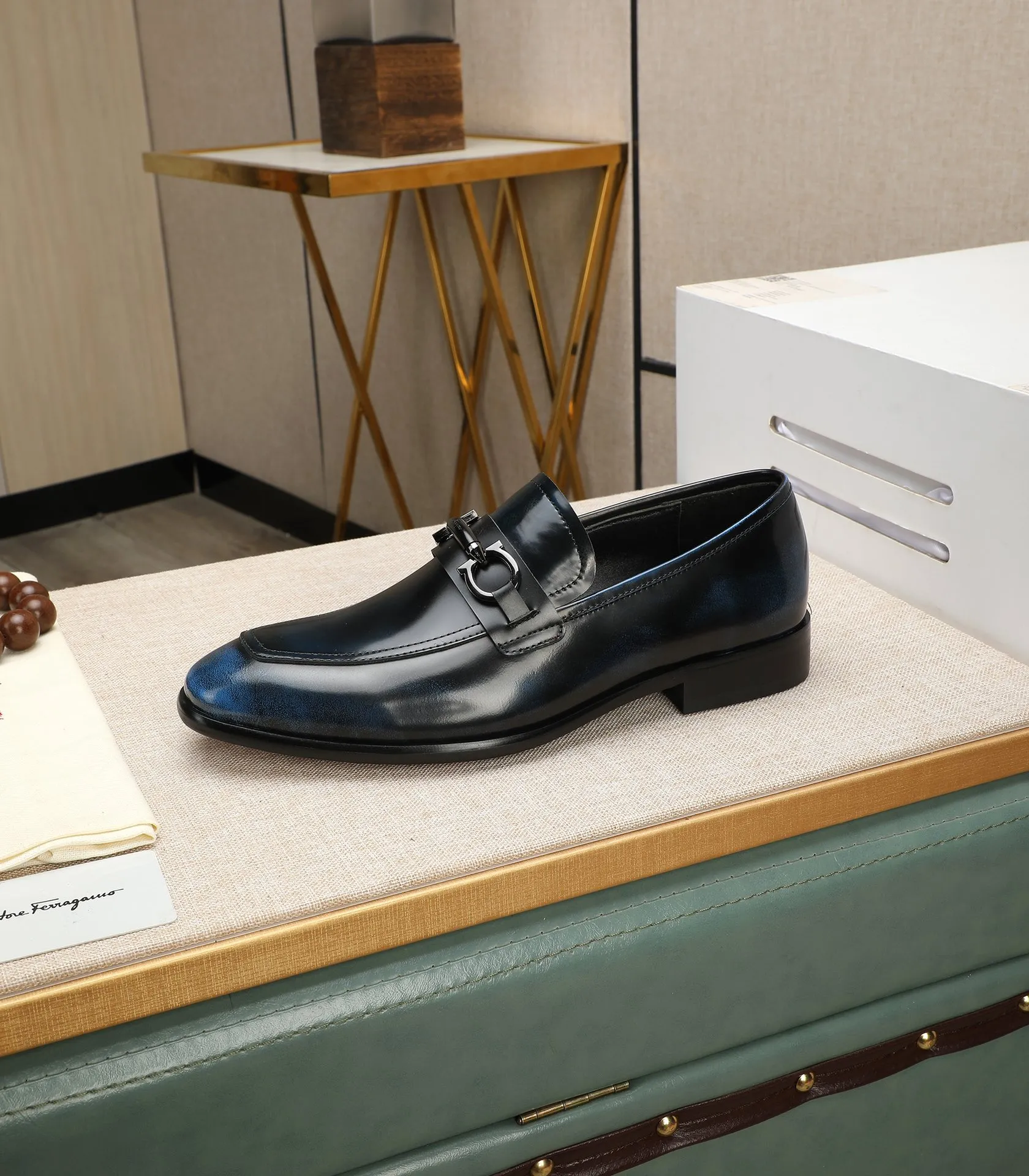 Men's shoes 💰540📛📛(water-dyed cowhide) Salvatore Ferragamo high-end (Salvatore Ferragamo) is the world's top luxury footwear brand. It comes from the fashion kingdom of Italy and is famous all over the world for its traditional handmade design and novel styles...🚶🏻🚶🏻New suit shoes are available simultaneously at the counter. This model is purely handmade. The fabric is imported from Italy's original first-layer cowhide. Soft water-dyed cowhide lining. Original authentic outsole🌀🌀Size: 38➖44 (45 customized)